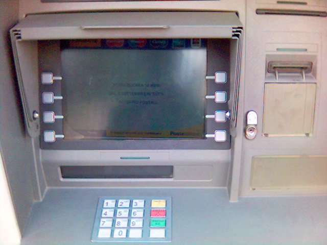 UTILE – Proiect ANPC: Băncile vor afişa pe ecranele bancomatelor comisioanele pentru fiecare operaţiune