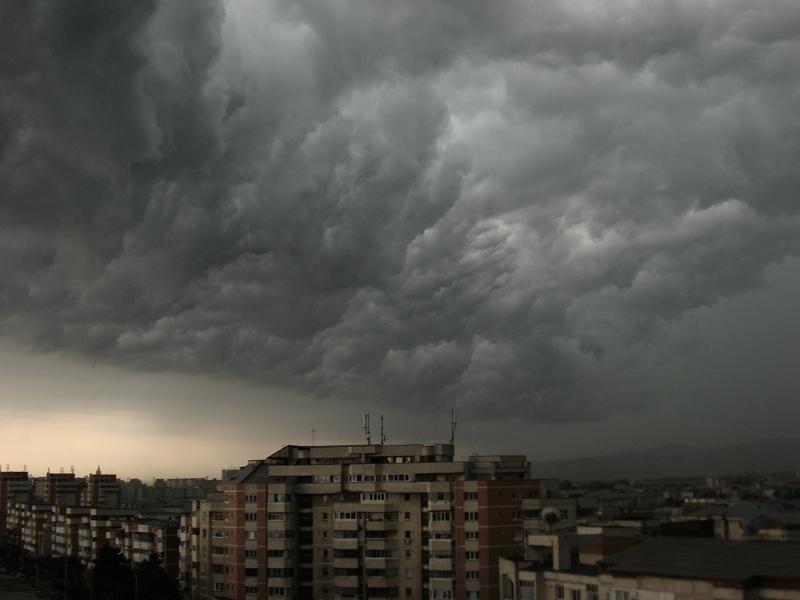 Romania se imparte intre codul galben de CANICULA si codul galben de VIJELII. Ce se intampla incepand din aceasta seara