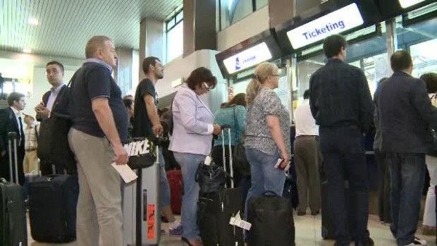 900 de pasageri afectati dupa a doua zi de greva de la TAROM. Cum vor sindicatele sa-si convinga angajatii sa revina la munca