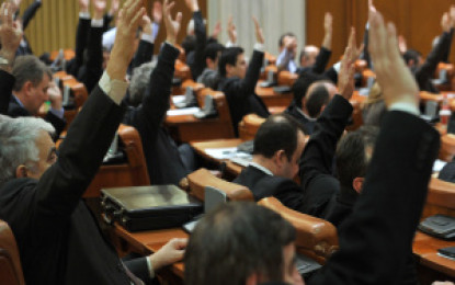 ACTUALITATE – Ponta şi miniştrii vor fi prezenţi marţi la votul final pentru reducerea CAS şi amnistierea fiscală