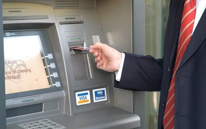 Bancile castiga peste 200 de milioane de euro/an din comisioane. “De vina” sunt romanii care evita platile cu cardul