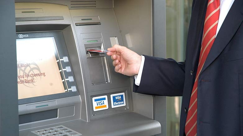 Bancile castiga peste 200 de milioane de euro/an din comisioane. “De vina” sunt romanii care evita platile cu cardul