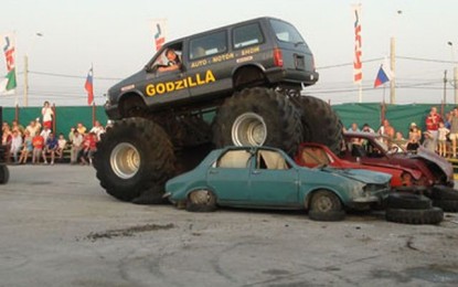 Primul parc de monstertruck, deschis in Romania. Soferii curajosi pot incerca toate nebuniile pe care si le-au imaginat
