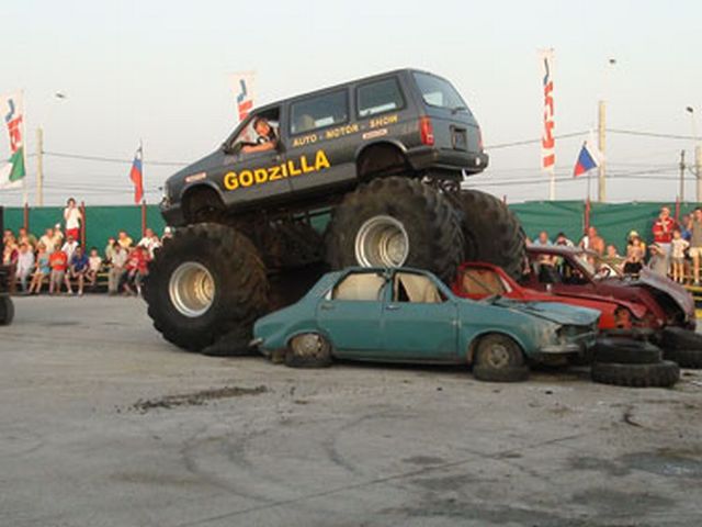 Primul parc de monstertruck, deschis in Romania. Soferii curajosi pot incerca toate nebuniile pe care si le-au imaginat