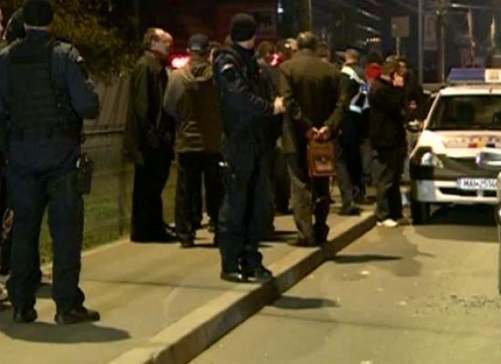 ÎMPUŞCĂTURI ÎNTR-UN MALL DIN TÂRGU JIU. PANICĂ, OAMENI DISPERAŢI ŞI CRIMINALIŞTI PESTE TOT