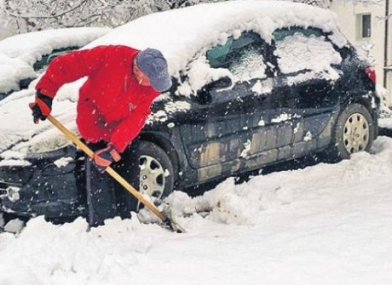 CUM SĂ CUREŢI ZĂPADA DE PE MAŞINĂ RAPID ŞI UŞOR. METODA CU CARE NU VEI DA GREŞ