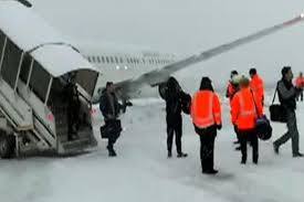 Incident aviatic la Cluj. Un avion al Blue Air cu 116 pasageri a ieşit de pe pista la aterizare din cauza zăpezii