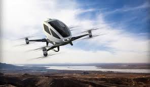 O companie chineză a prezentat, miercuri, la CES 2016, prima dronă din lume care poate transporta oameni.