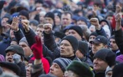 PROTESTELE de la Chişinău: Zeci de mii de oameni au ieşit în stradă. Protestatarii au dat un ultimatum pentru alegeri anticipate