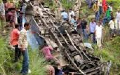 Cel puţin 37 de morţi după ce un autocar a căzut de pe un pod într-un râu, în India.