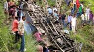 Cel puţin 37 de morţi după ce un autocar a căzut de pe un pod într-un râu, în India.