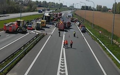Un mort şi zeci de răniţi într-un accident între un autocar şi două camioane, în Belgia
