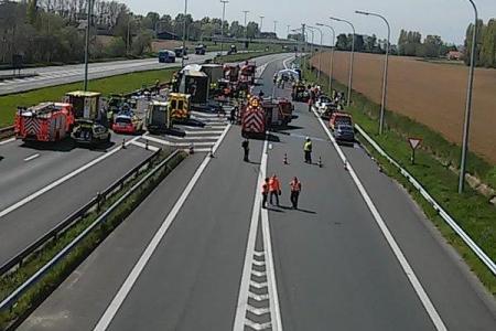 Un mort şi zeci de răniţi într-un accident între un autocar şi două camioane, în Belgia