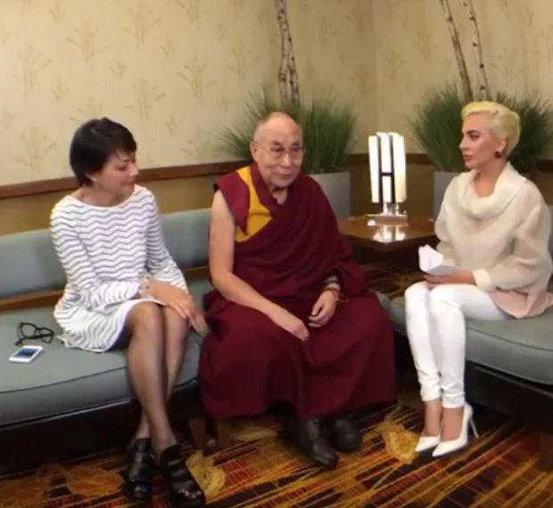 Lady Gaga are ordin de restricţie în China, după ce s-a întâlnit cu liderul spiritual Dalai Lama – VIDEO