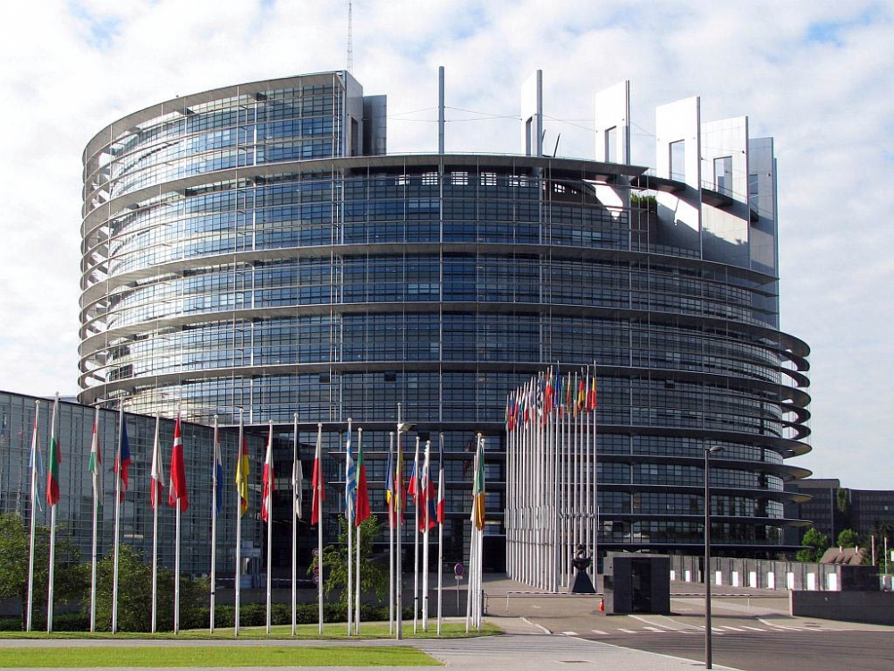 arlamentul European a adoptat o rezoluţie prin care cere Marii Britanii să activeze “imediat” clauza privind retragerea din Uniunea Europeană. Discuţii aprinse în timpul şedinţei – VIDEO