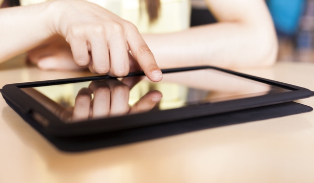Mulţi părinţi şi profesori din România se opun lecţiilor digitale şi utilizării tabletelor în şcoli