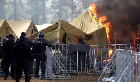 Incendiu într-o tabără ilegală de refugiaţi din Berlin: Şase persoane au fost rănite