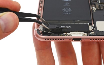 TECH : Dezmembrarea iPhone 7 Plus dezvăluie motivul eliminării jack-ului audio