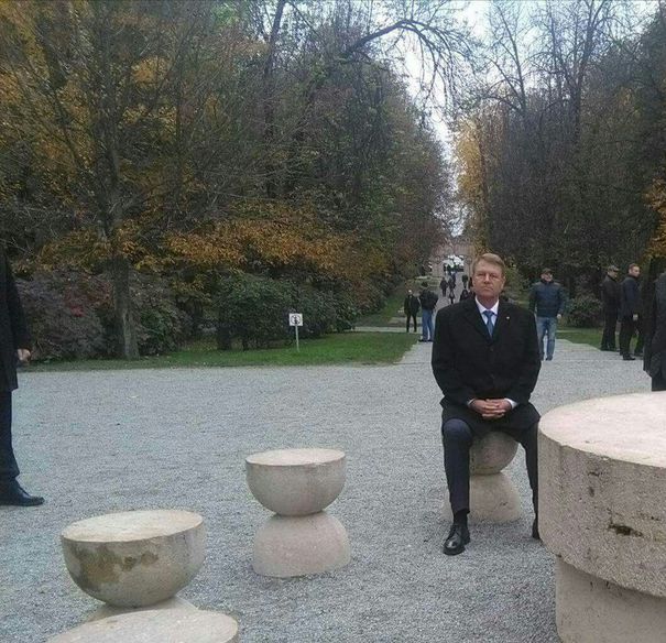 Reacţia oficială a Primăriei Târgu-Jiu după ce preşedintele Iohannis a stat la “Masa Tăcerii”: Persoanele care se aşează cu bune intenţii nu încalcă legea