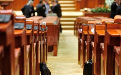 Votul la legea conversiei şi moţiunea împotriva ministrului Justiţiei au fost amânate din lipsă de cvorum