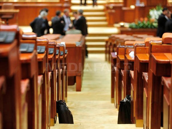 Votul la legea conversiei şi moţiunea împotriva ministrului Justiţiei au fost amânate din lipsă de cvorum