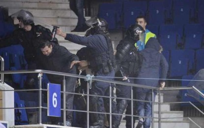 Fanii Stelei şi ai lui Dinamo s-au încăierat în Sala Polivalentă, înainte de partida de handbal. Jandarmii au intervenit cu gaze lacrimogene – FOTO