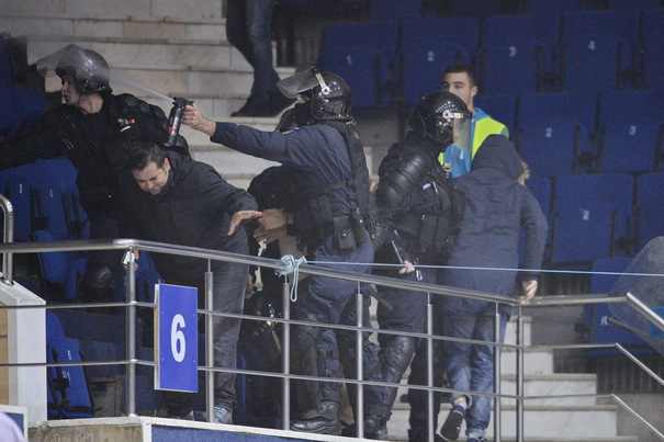 Fanii Stelei şi ai lui Dinamo s-au încăierat în Sala Polivalentă, înainte de partida de handbal. Jandarmii au intervenit cu gaze lacrimogene – FOTO