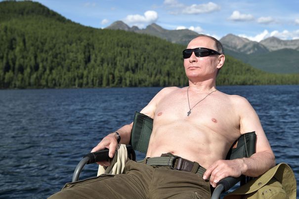 Vacanţa lui Vladimir Putin, în imagini. Kremlinul face publice fotografii cu liderul rus pe jumătate dezbrăcat | GALERIE FOTO