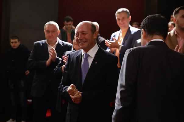 Băsescu îşi intră în rolul de PREŞEDINTE de onoare al partidului unionist din Republica Moldova: Românii nu pot trăi despărţiţi de Prut la nesfârşit