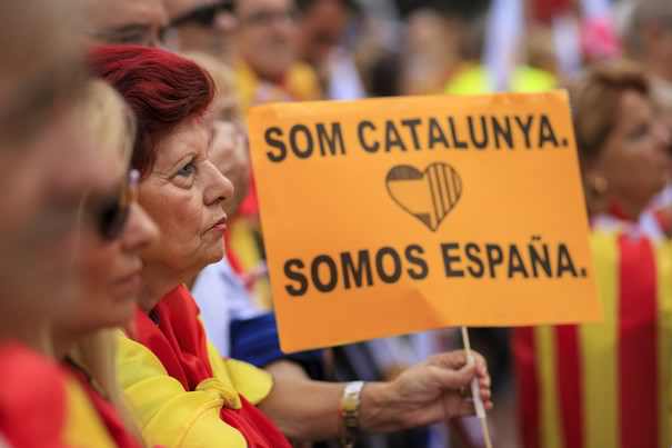 CRIZA din Catalonia| Premierul Spaniei a anunţat SUSPENDAREA guvernului catalan şi organizarea de alegeri noi în regiune/ Obiectivele lui Rajoy / Puigdemont va susţine un discurs