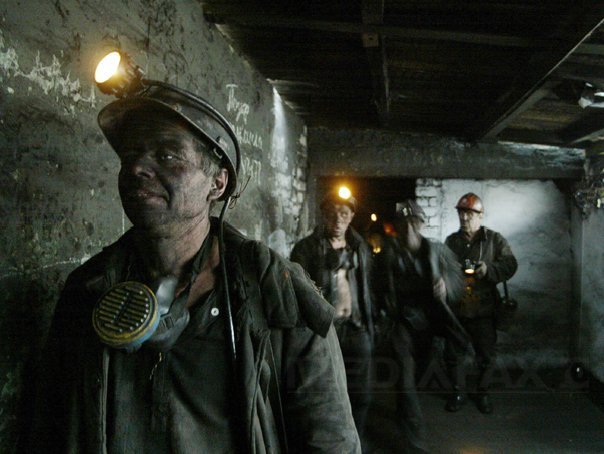 MINERII prinşi în mina Lupeni. Echipele de salvare au reuşit să ajungă la al doilea miner blocat. Ministrul Energiei: Primul miner salvat este conştient/ UPDATE: Unul dintre mineri este fotbalistul Raul Cişmaşiu | FOTO