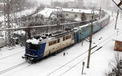 Şapte TRENURI s-au oprit în staţii din cauza copacilor rupţi de vijelii