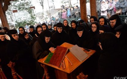 Circa 10.000 de pelerini la Mănăstirea Prislop, la 28 de ani de la moartea părintelui Arsenie Boca: Până şi o păsărică aici îmi face impresia că e părintele