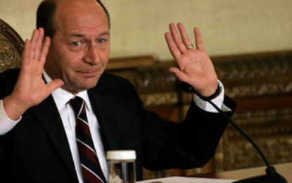 Traian Băsescu, lui Iohannis: Jucaţi Domnule Preşedinte! Cred că merită