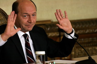 Traian Băsescu, lui Iohannis: Jucaţi Domnule Preşedinte! Cred că merită