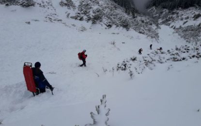 Un bărbat care făcea alpinism a fost surprins de avalanşă, în Buşteni. Salvamontiştii îl caută