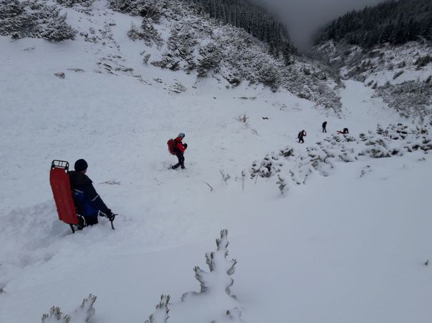 Un bărbat care făcea alpinism a fost surprins de avalanşă, în Buşteni. Salvamontiştii îl caută
