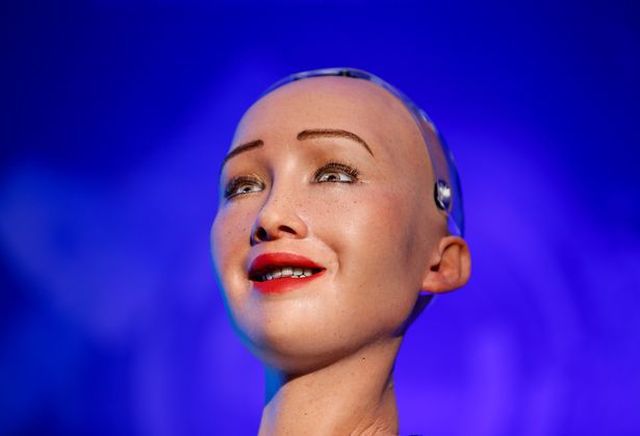Robotul Sofia ne linişteşte. Iată de ce se tem oamenii de inteligenţa artificială