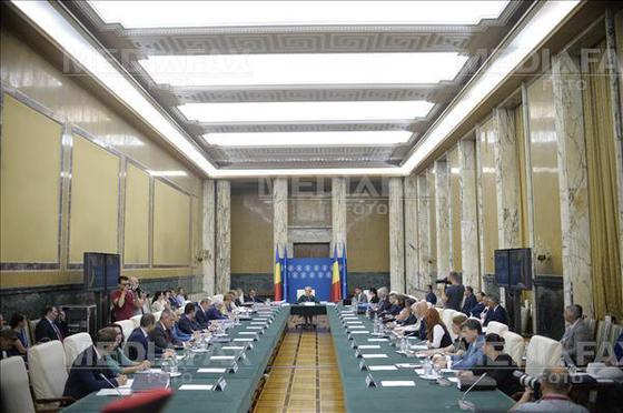 Guvernul se reuneşte azi. Se caută o soluţie privind rectificarea, care nu are avizul CSAT