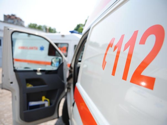 Patru oameni au ajuns la spital după ce o maşină condusă de un şofer băut a lovit o altă maşină, în 2 Mai