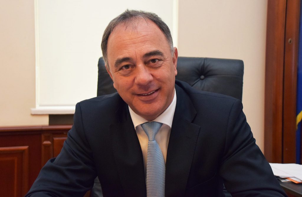 Primarul din Târgu Mureș vrea să pună condiții cuplurilor care își doresc copii, printre care și dovada unui loc de muncă Citeşte întreaga ştire: Primarul din Târgu Mureș vrea să pună condiții cuplurilor care își doresc copii, printre care și dovada unui loc de muncă