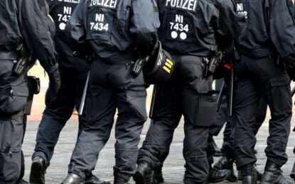 Un exercițiu antitero s-a transformat într-o intervenție reală, după ce un fost polițist l-a înjunghiat pe amantul soției sale, în Germania Citeşte întreaga ştire: Un exercițiu antitero s-a transformat într-o intervenție reală, după ce un fost polițist l-a înjunghiat pe amantul soției sale, în Germania
