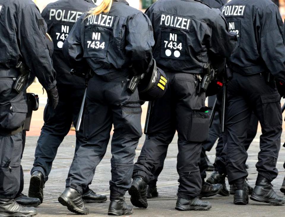 Un exercițiu antitero s-a transformat într-o intervenție reală, după ce un fost polițist l-a înjunghiat pe amantul soției sale, în Germania Citeşte întreaga ştire: Un exercițiu antitero s-a transformat într-o intervenție reală, după ce un fost polițist l-a înjunghiat pe amantul soției sale, în Germania