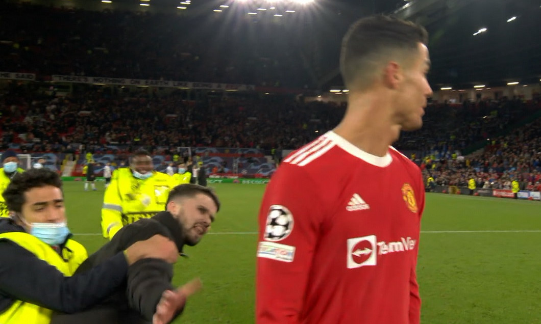 Un fan a ”invadat” terenul și s-a dus ”țintă”, în mare viteză, către Ronaldo. Cum a reacționat Cristiano