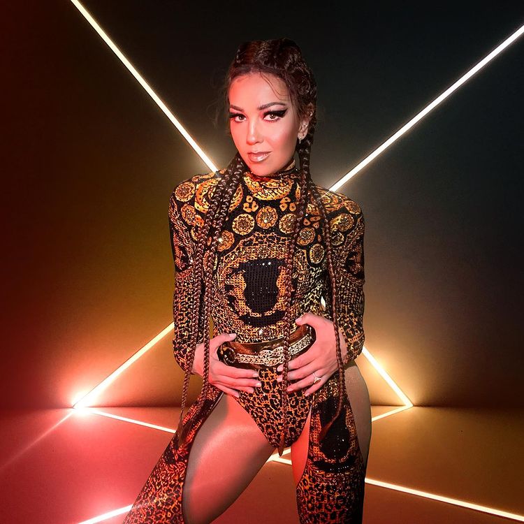 Thalia, irezistibilă la 50 de ani. Artista a pozat seducător într-un body cu imprimeu de leopard